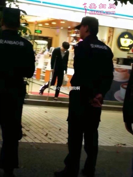 张艺兴走出超市