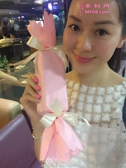 逆天了！40岁单亲妈妈美如少女 小她17岁的鲜肉狂表白