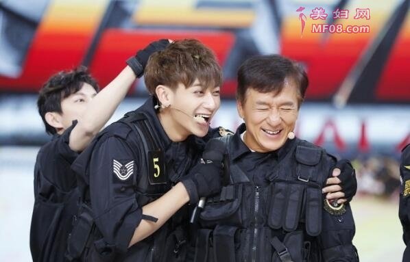 黄子韬成团宠 “偷袭”成龙大哥引爆笑