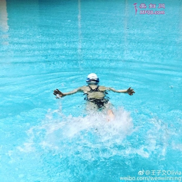 王子文穿泳装水中“遨游”（图）