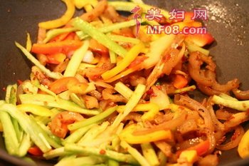 双椒炒猪皮的做法步骤6