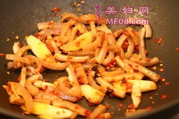 双椒炒猪皮的做法步骤5