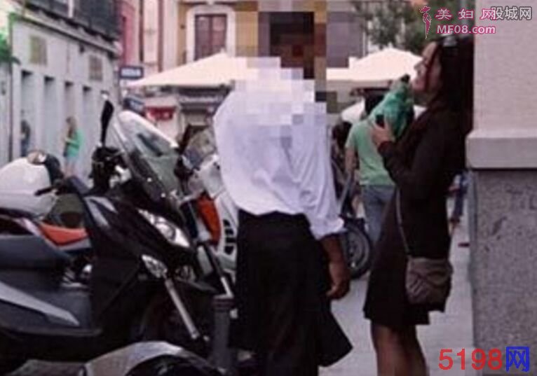低胸美女街边醉酒