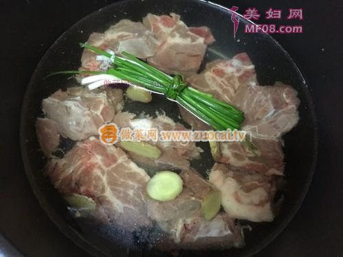 白萝卜炖排骨的做法