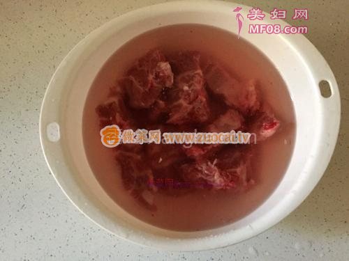 白萝卜炖排骨的做法