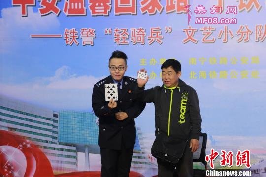 旅客参与节目互动 陈奇益 摄