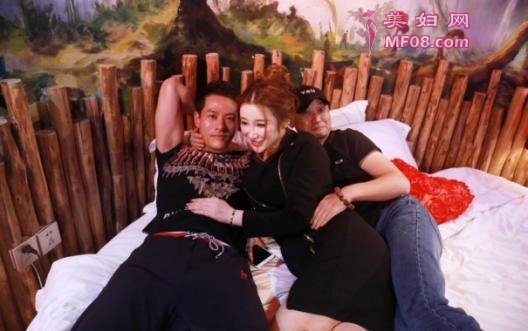 巨乳童颜不甘寂寞大秀“胸器”