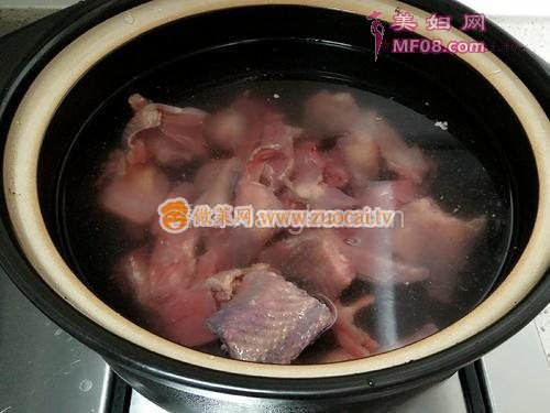 乳鸽山药汤的做法