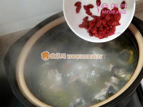 乳鸽山药汤的做法