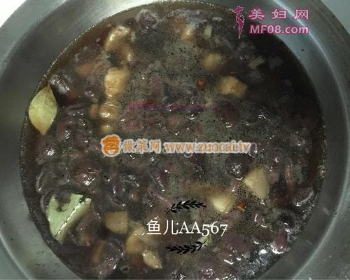 猪肉炖松伞蘑的做法