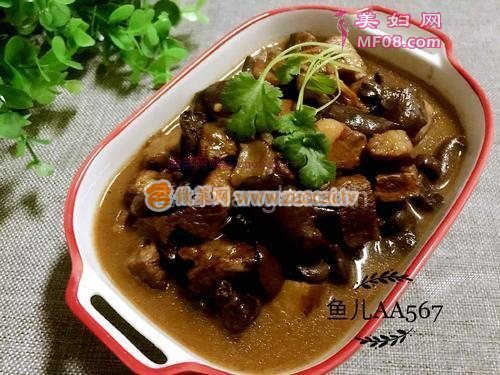 猪肉炖松伞蘑的做法