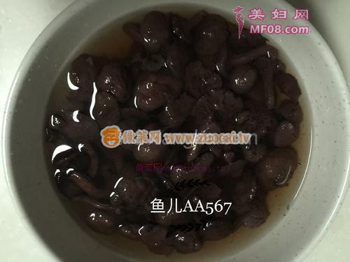 猪肉炖松伞蘑的做法