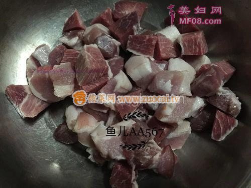 猪肉炖松伞蘑的做法