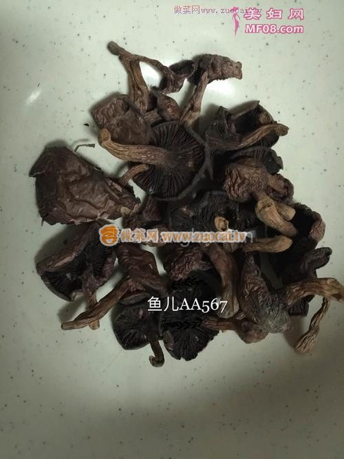 猪肉炖松伞蘑的做法