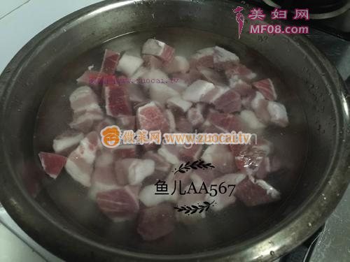 猪肉炖松伞蘑的做法