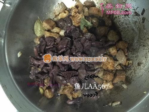 猪肉炖松伞蘑的做法