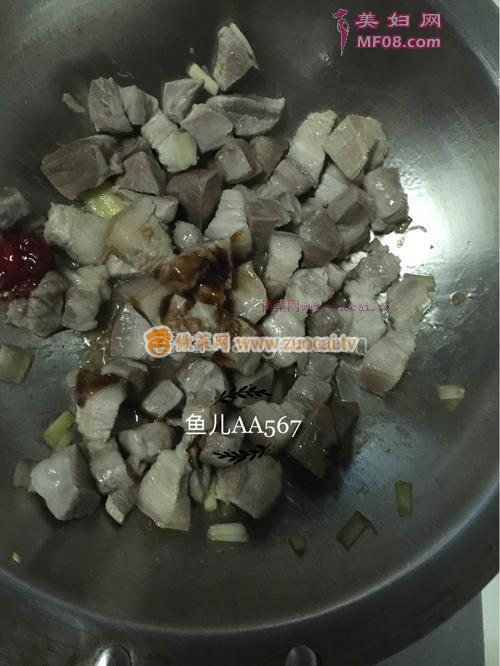 猪肉炖松伞蘑的做法