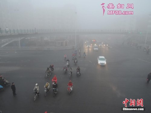 4河南发布大雾橙SE预警 城市建筑浓雾中“隐身” 韩章云 摄