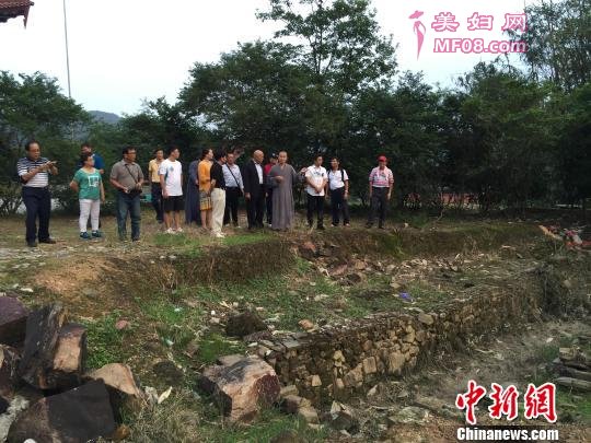 来自台湾、香港、北京等地的武术爱好者参访福清南少林遗址。 陈芝宽 摄