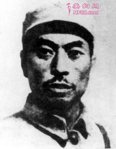 杨靖宇，东北抗日联军创建人和领导人。1939年在东南满地区秋冬季反“讨伐”作战中，他率部队转战于濛江一带，最后只身与敌周旋5昼夜。他以难以想象的毅力，坚持和敌人进行顽强斗争，直至弹尽，于1940年2月23日在吉林濛江三道崴子壮烈牺牲。当残忍的日军将其割头剖腹，发现他的胃里尽是枯草、树皮和棉絮，竟无一粒粮食。新华社发