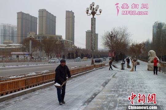 环卫工人清除道路上的积雪。 杨厚伟 摄