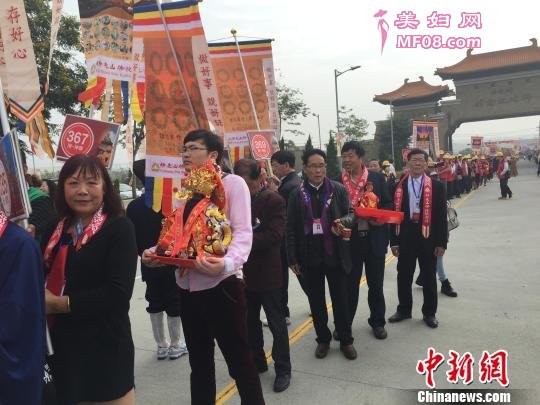 福清江音玉屿妈祖宫(后)参加高雄佛光山“宗教神明联谊会”交流活动。 郑松波 摄