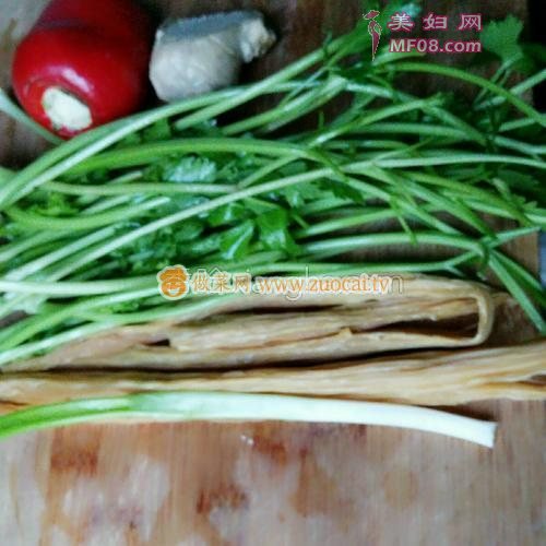 红油芹菜腐竹的做法