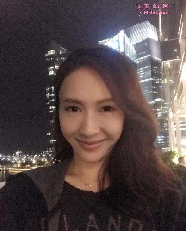 黎姿晒自拍