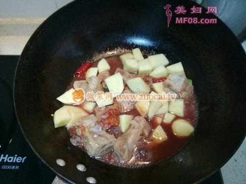 腐乳排骨烧土豆的做法