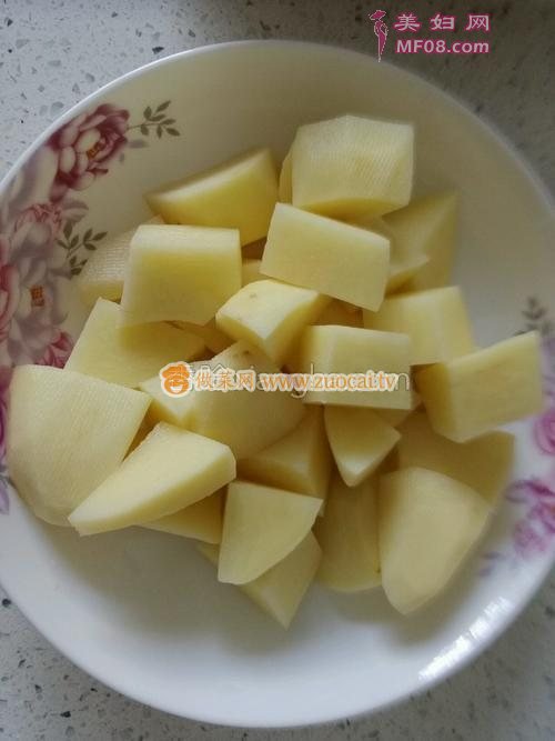 腐乳排骨烧土豆的做法