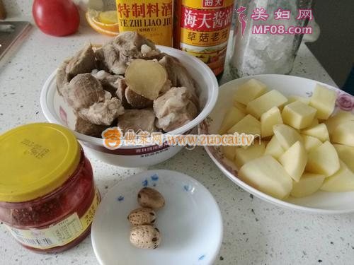 腐乳排骨烧土豆的做法