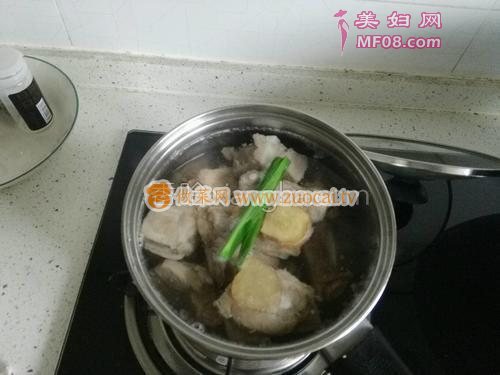 腐乳排骨烧土豆的做法