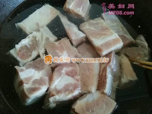 腐乳排骨烧土豆的做法