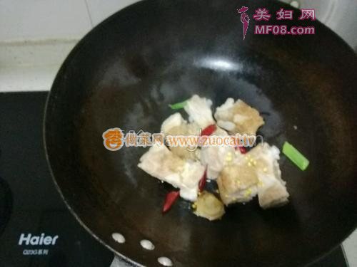 腐乳排骨烧土豆的做法