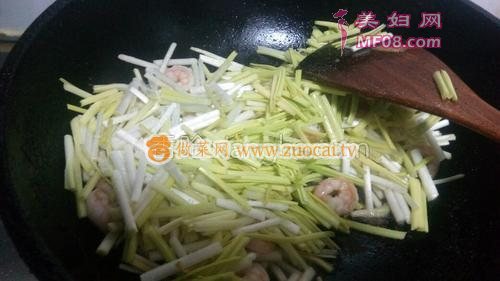 虾仁炒蒜黄的做法