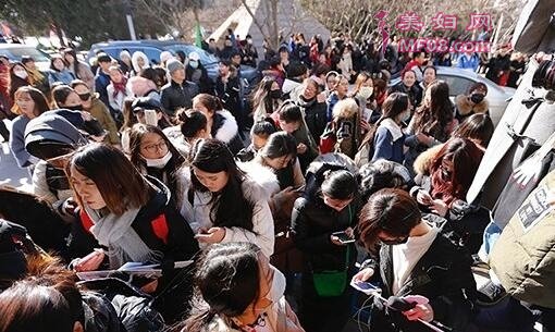 王俊凯现身艺考现场 引粉丝疯狂围堵