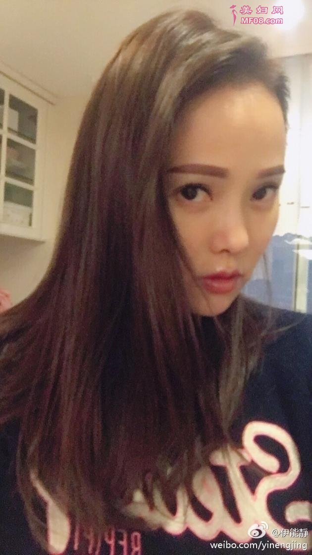 伊能静重新染发带女儿开工