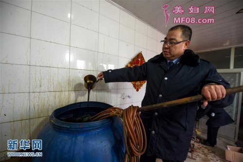 1月16日，执法人员在一处生天津市静海区组成联合执法队伍，迅速开展专项执法检查。图为 1月16日，执法人员在展示造假者勾兑的酱油。新华社记者 白禹 摄 图片来源：新华网