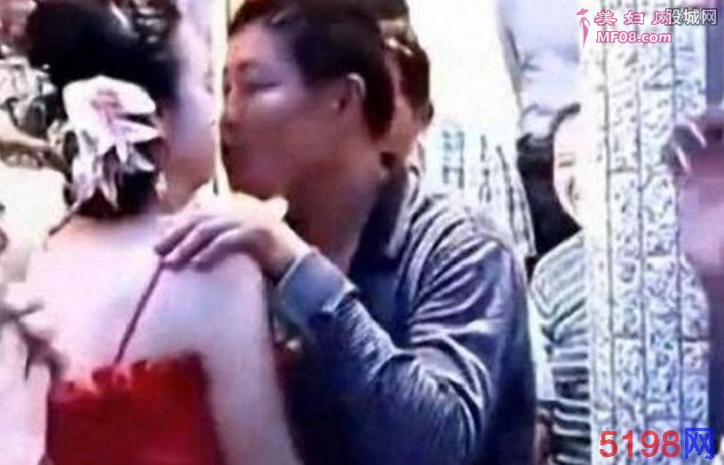公公婚礼上机吻儿媳