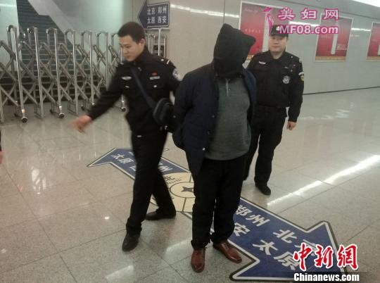 图为押解犯罪嫌疑人进站乘车。 石家庄乘警支队供图 摄
