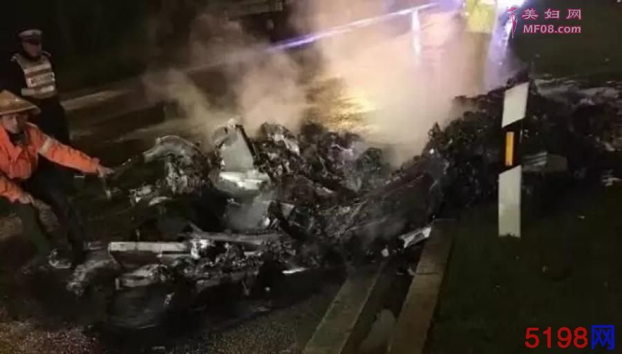400万跑车成焦炭 驾驶员身份一时难以确定现场照片曝光