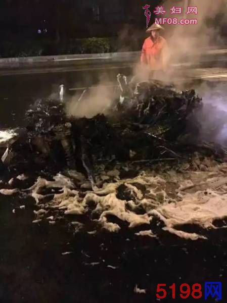400万跑车成焦炭 驾驶员身份一时难以确定现场照片曝光