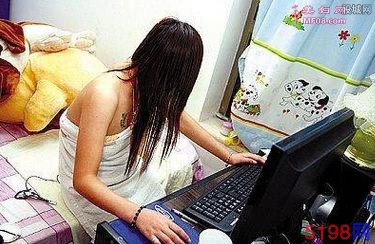 男子扮女主播罗聊