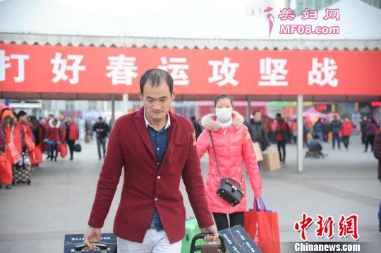 载着1200余名阜阳籍农民工的免费专列21日从浙江宁波抵达安徽阜阳火车站。 张强 摄