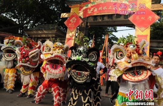 广州泮塘醒狮舞动助兴，将现场气氛推向高潮。 梁永强 摄