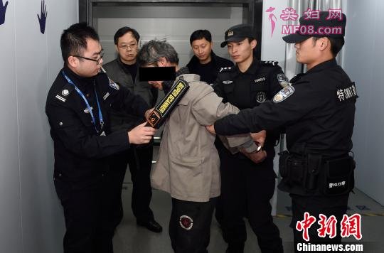 图为：警方对嫌疑人进行人身检查。淳安警方供图