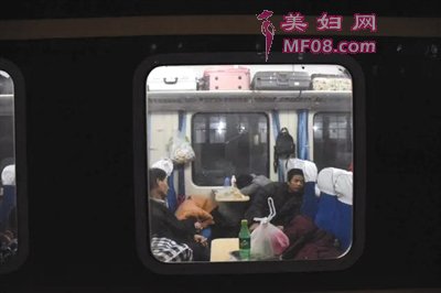深夜，Z190列车上的乘客都进入了梦乡。一觉之后，他们就要回到家乡。
