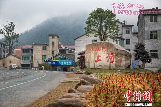 立石题名的开门见山式村口：大畈乡上河村 浦江县农办提供