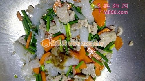 魔芋丝结蒜苔炒肉的做法