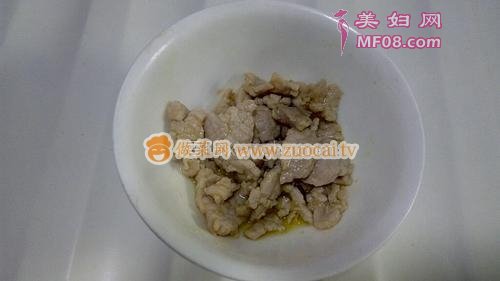 魔芋丝结蒜苔炒肉的做法